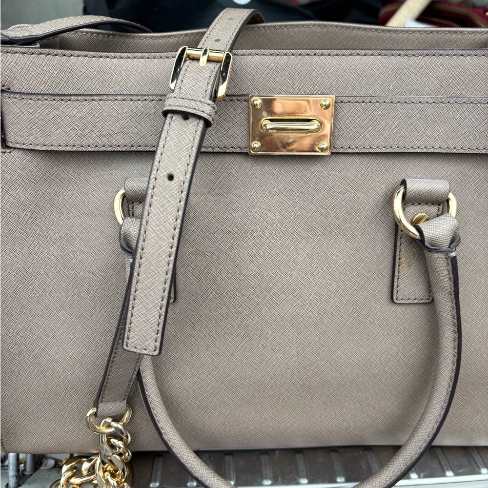 Michael Kors Elegant Tan Handbag - Picture 2 of 8